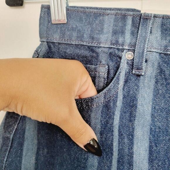 Levi's Denim Booty Shorts Womens Size 26 Laser Striped High Rise Raw Hem NEW - Picture 4 of 16
